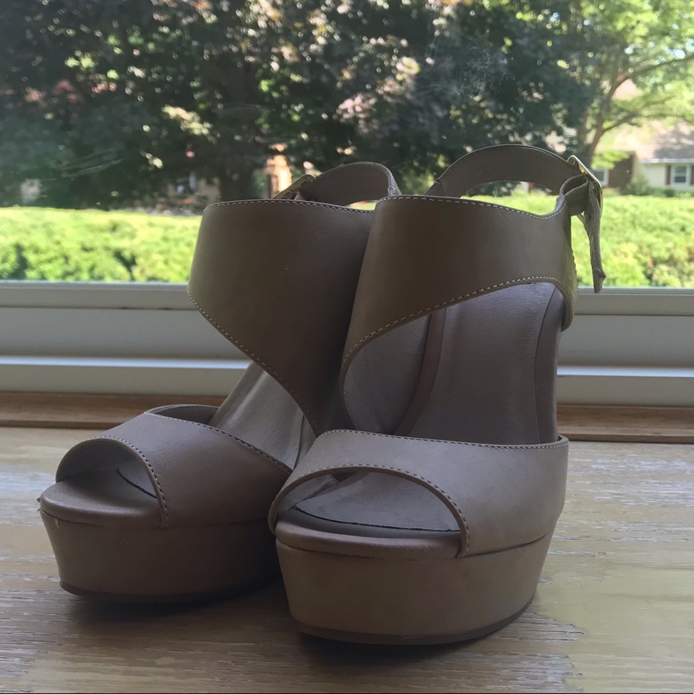 Light tan/cream wedges